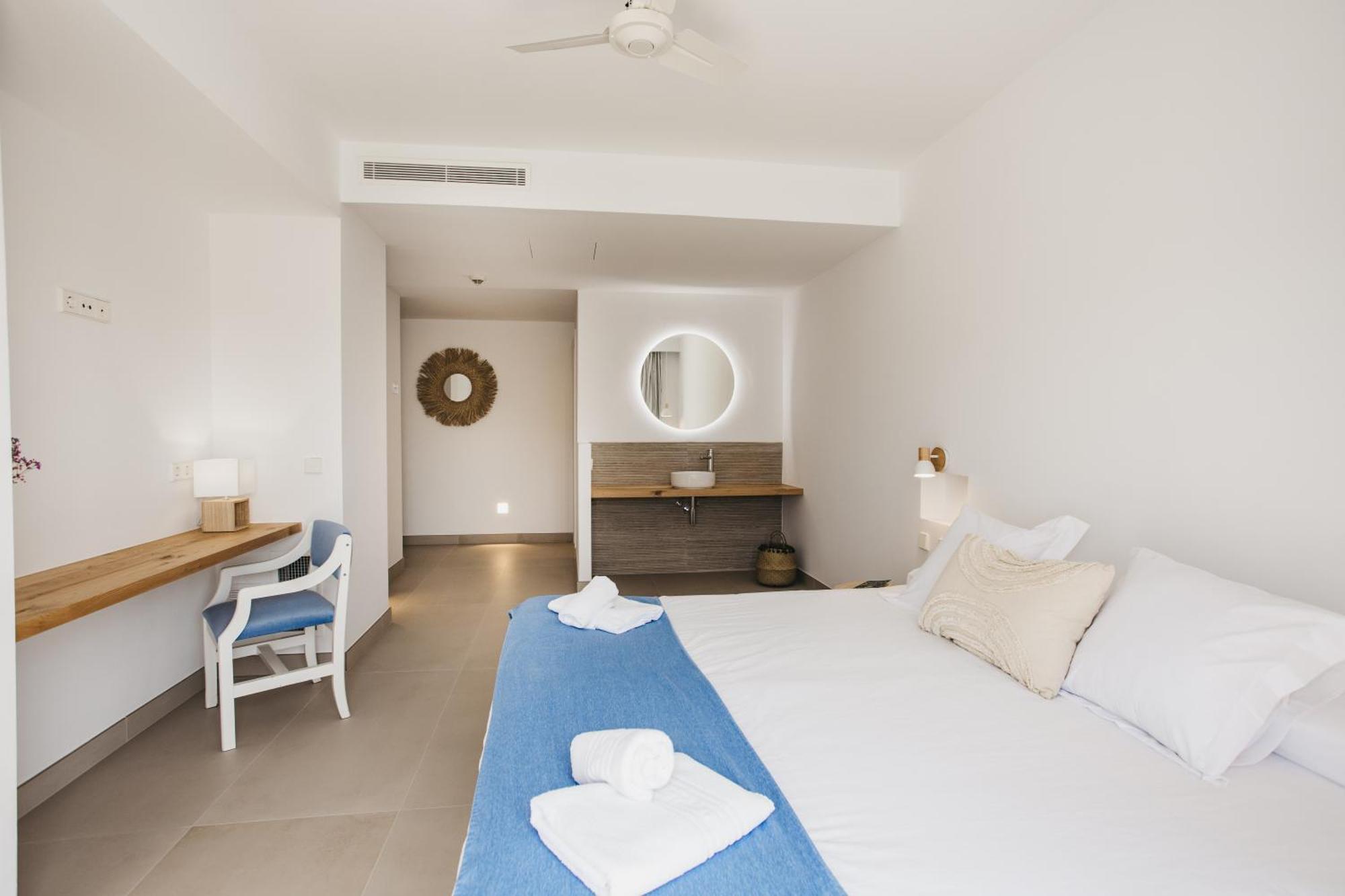 Hostal Xuroy Cala Alcaufar Exterior photo