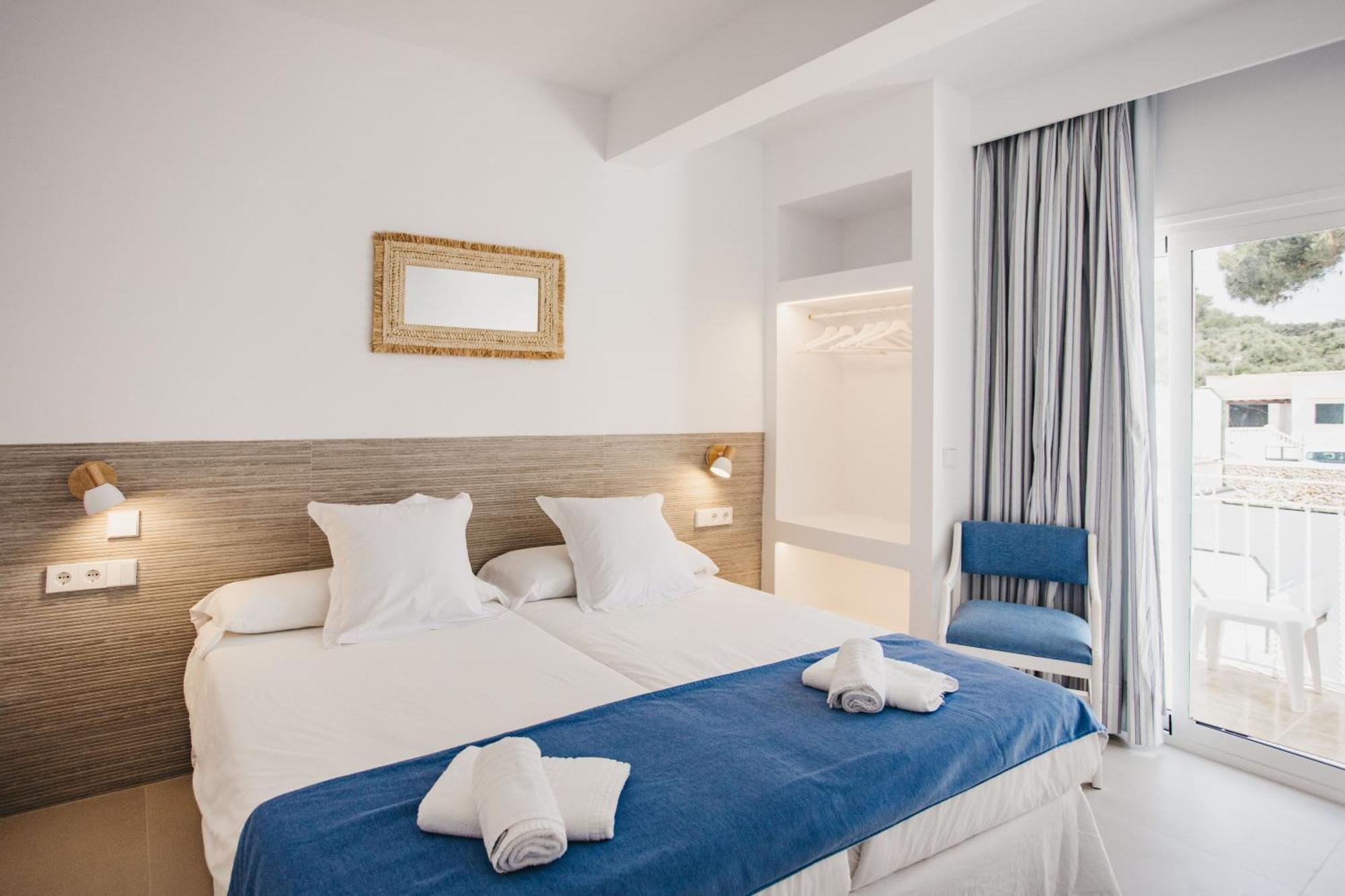 Hostal Xuroy Cala Alcaufar Exterior photo