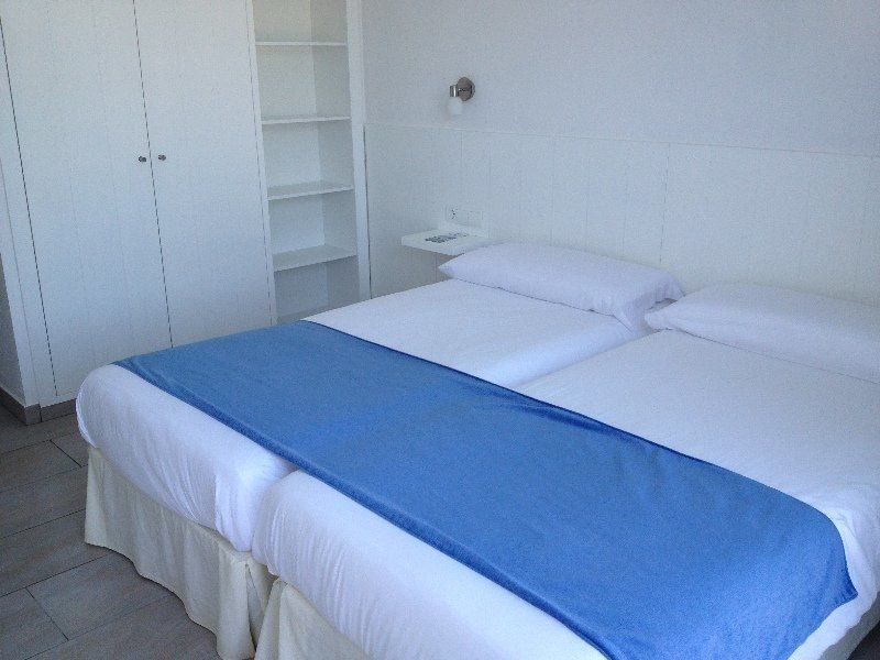 Hostal Xuroy Cala Alcaufar Exterior photo