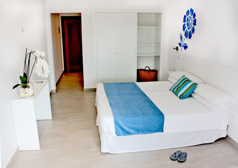 Hostal Xuroy Cala Alcaufar Exterior photo